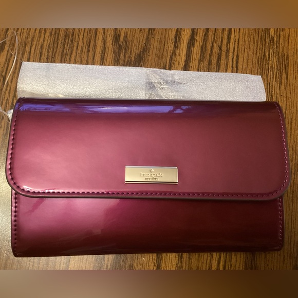 Autograph Warehouse 654563 Designer Kate Spade New York New York Zippered Chrissy Berkshire Road Leather Wristlet main image 1